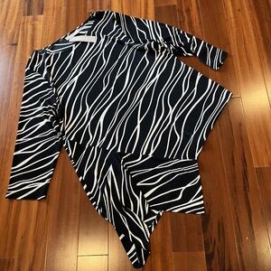 New NWT Chicos Travelers Black White Top 3/4 Long Sleeve Waves Asymmetric Sz M 2